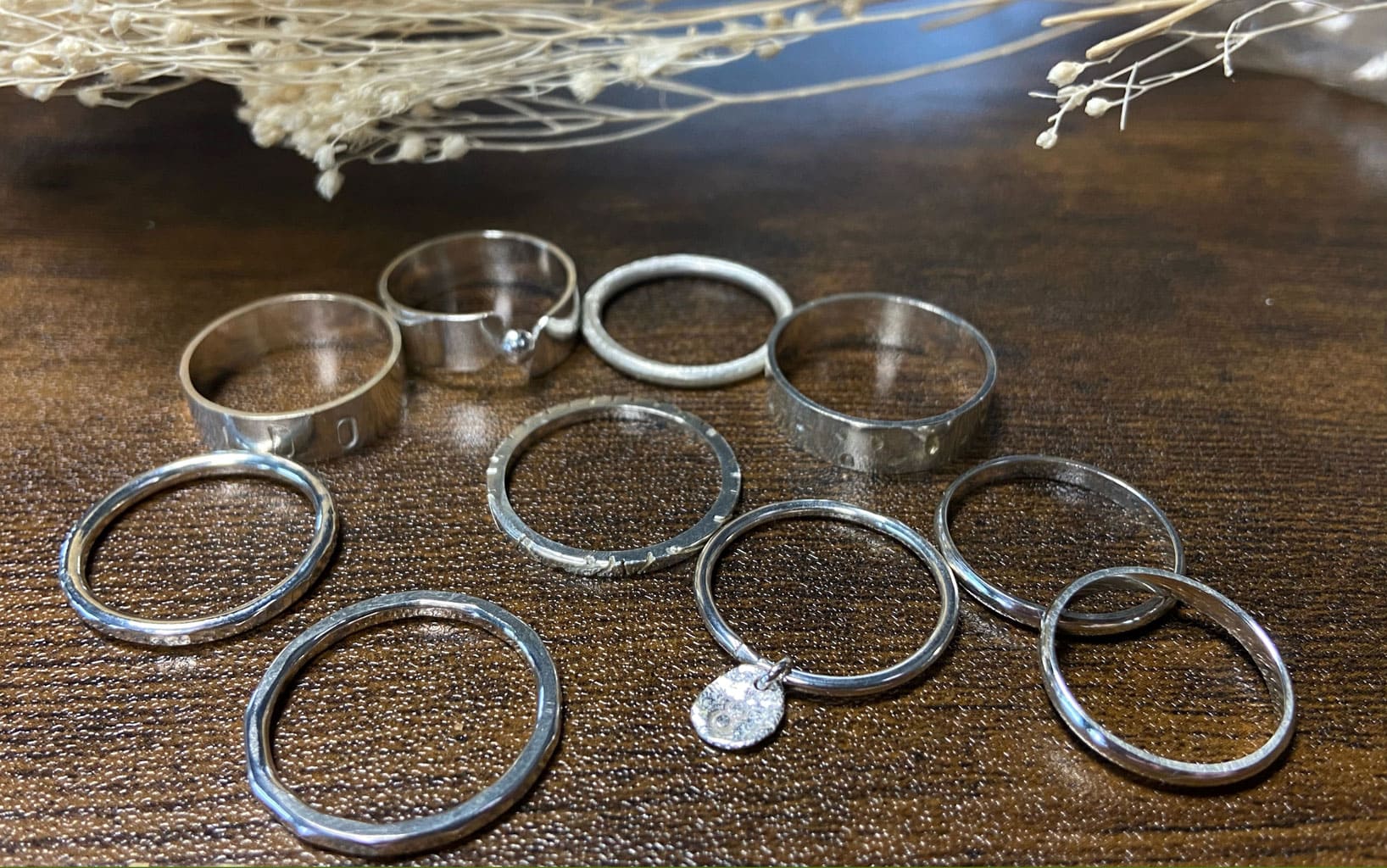 Muestra de anillos de plata con distintos diseños y distintos grosores